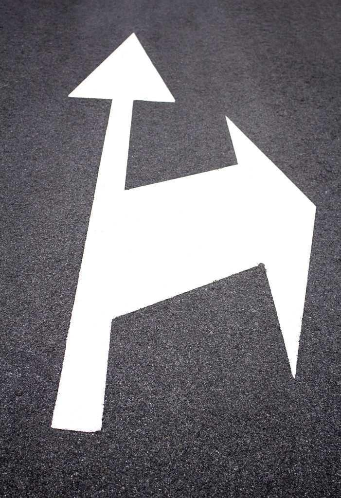 白色箭头标志在交通管理与道路安全中的重要作用